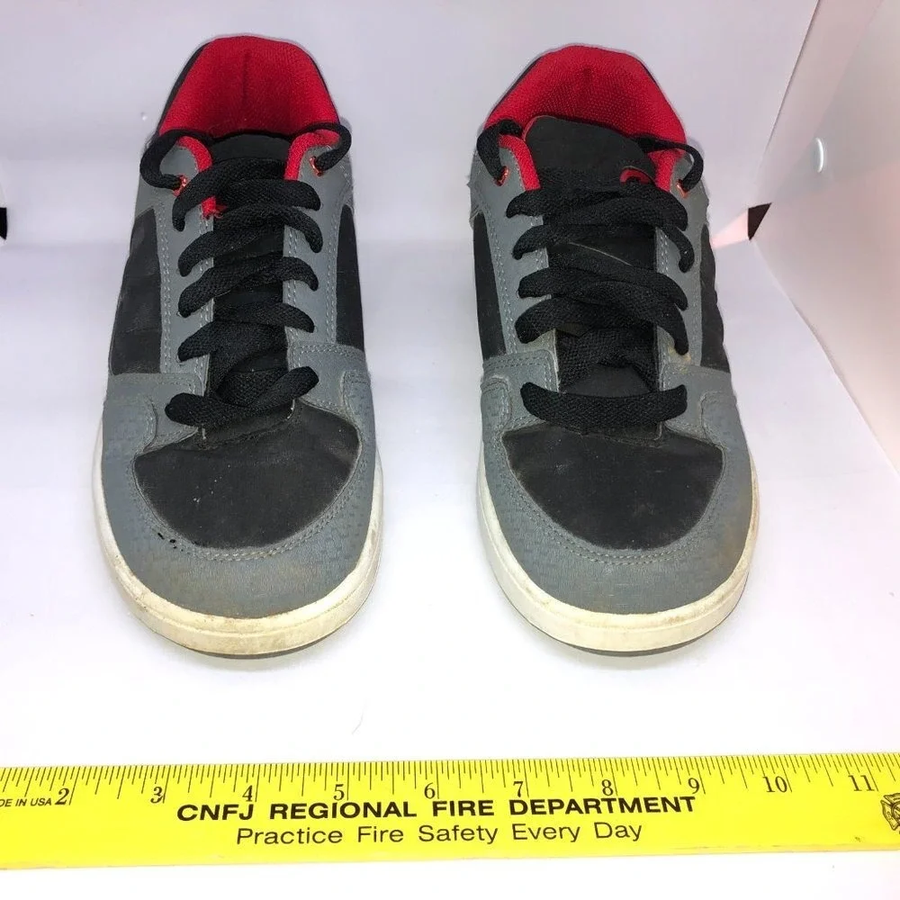 Heelys‎ Black & Gray Sneakers w/Red Piping Men's 7